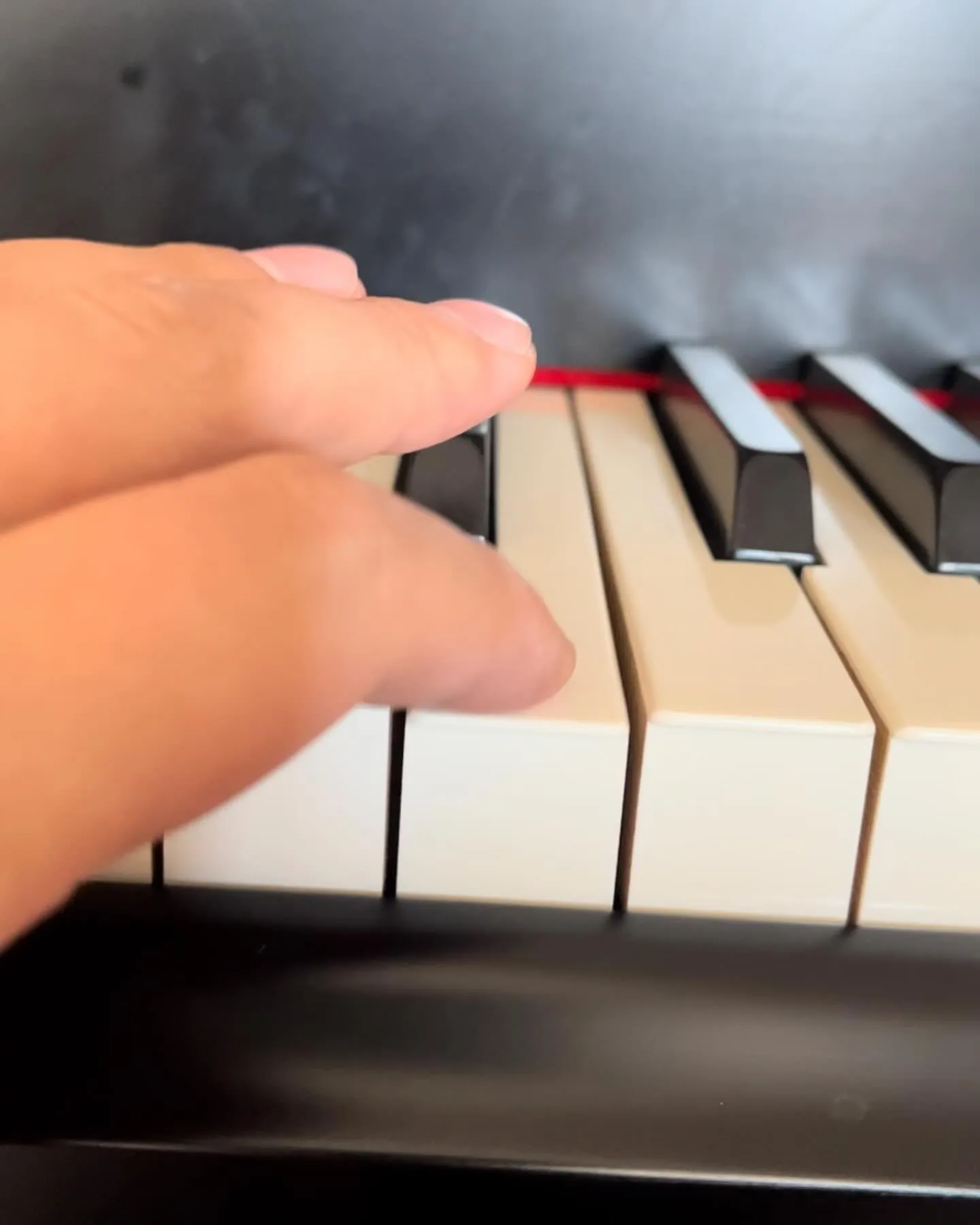 雑音しているピアノ鍵盤が戻らないピアノ調律