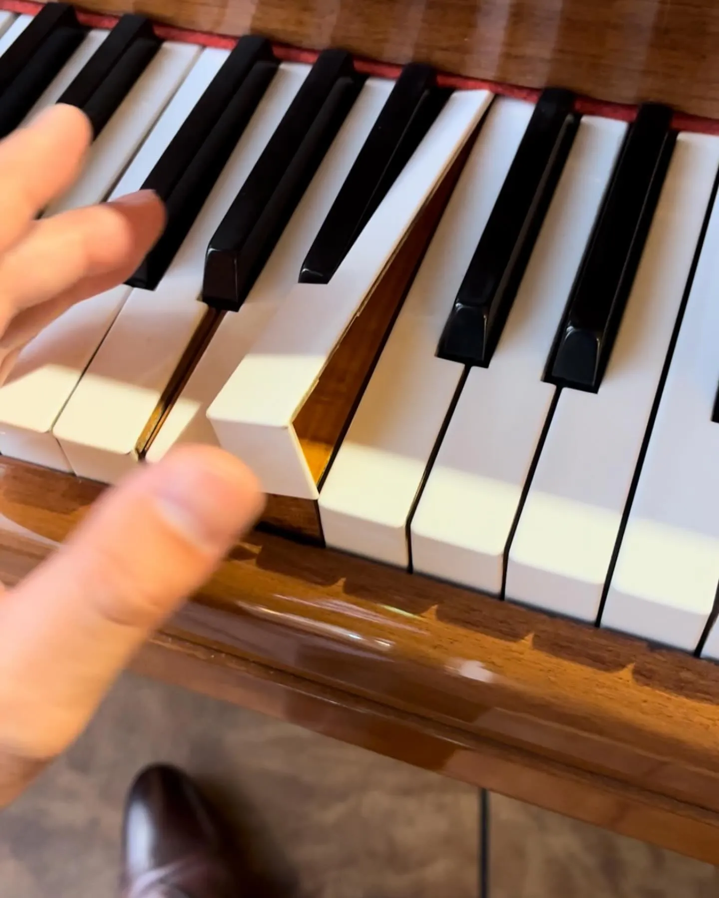 鍵盤が剥がれているピアノ調律