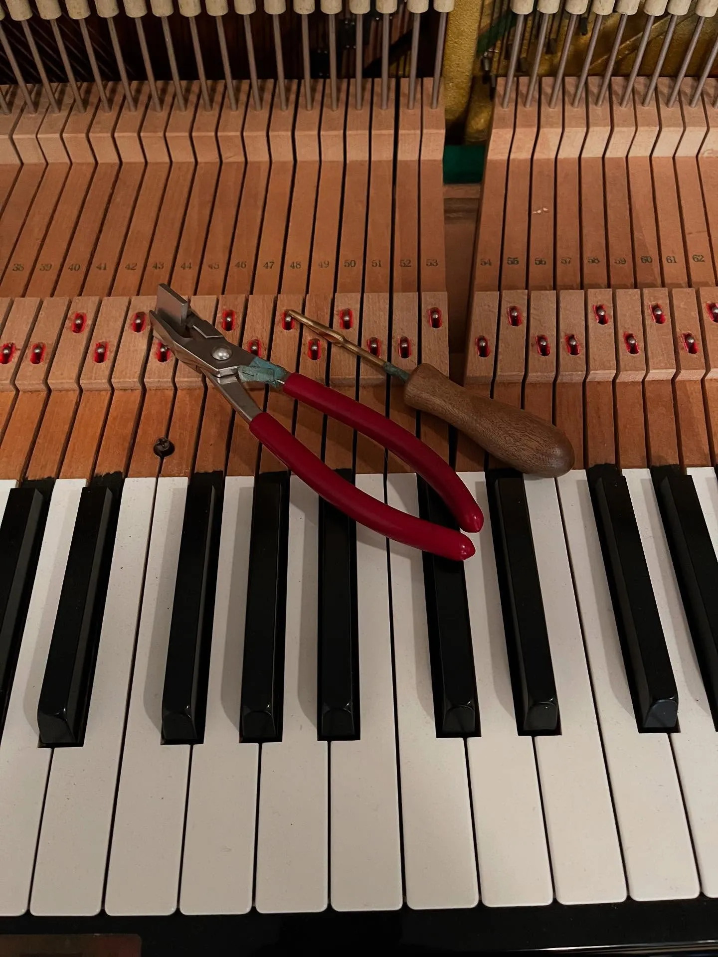 【久々のピアノ調律】何十年も調律されていないピアノ