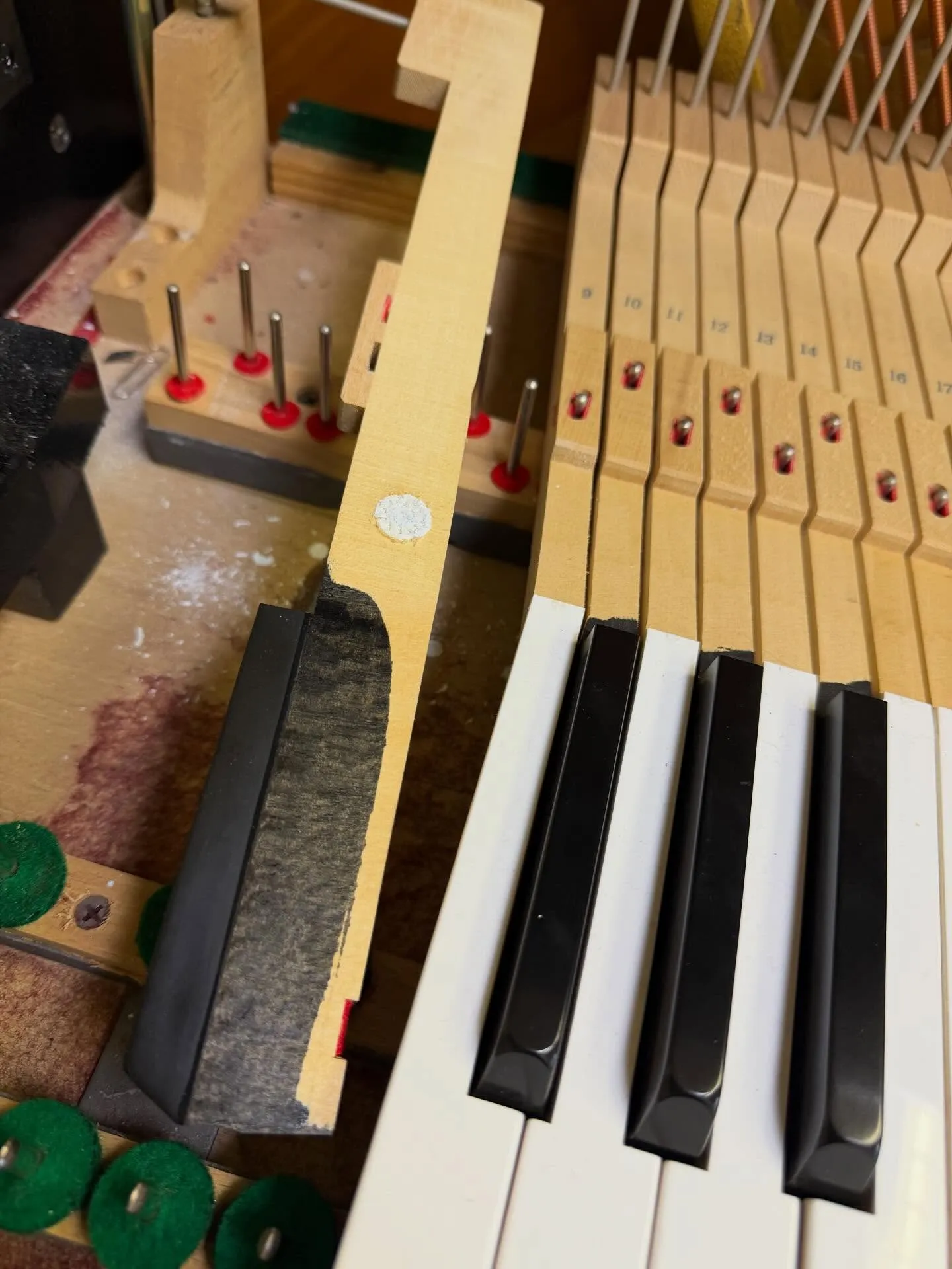 音が出にくいピアノの原因は鍵盤鉛