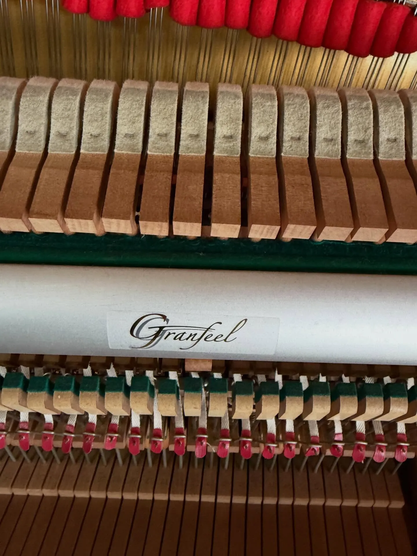 古いアップライトピアノにグランフィールか新しいアップライトピ...