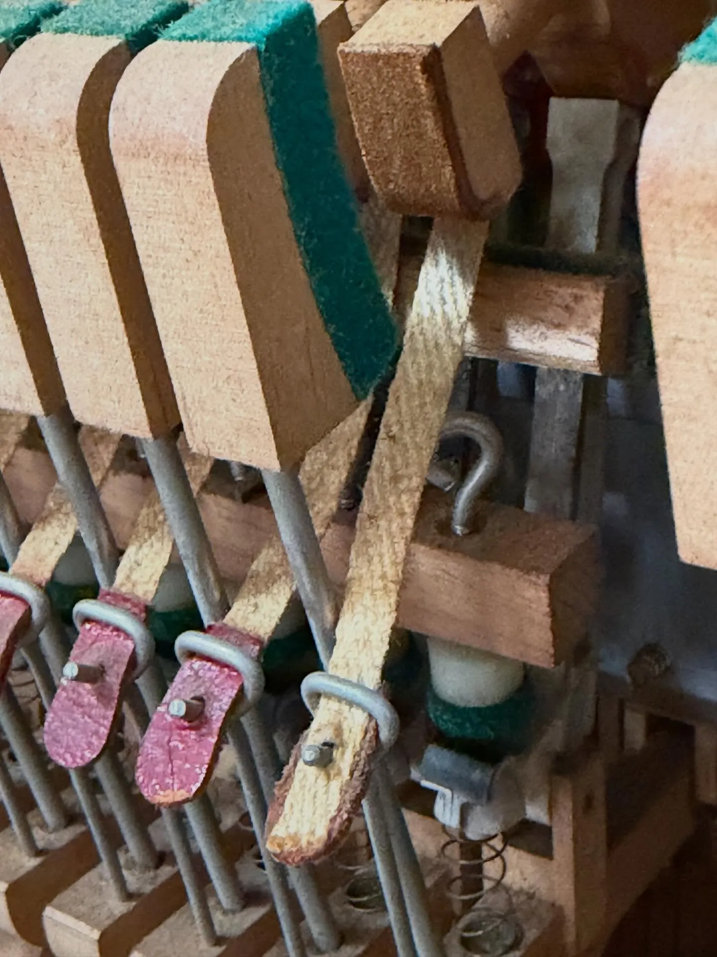 【ピアノ修理】まずはパーツを揃え整える所から