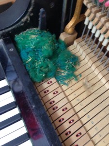 ピアノの中にネズミの巣